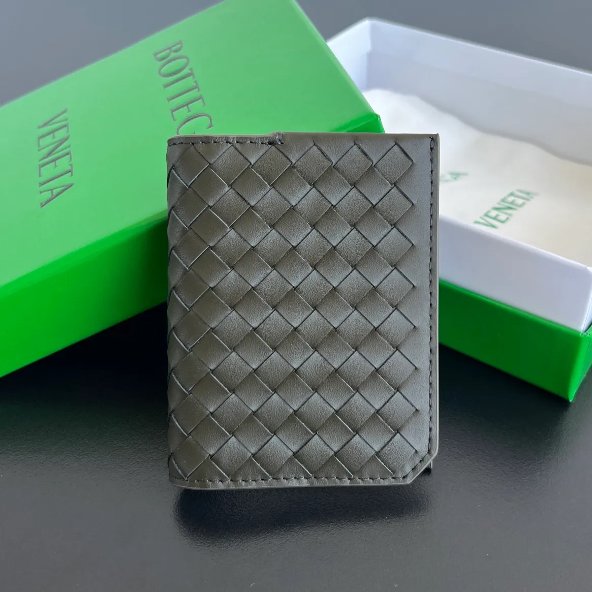BV's new 796964 woven Piccolo Elap flap calf pickup bag. The classic small woven returns. Compared with the previous style, the woven leather strip is more delicate and has a stronger weaving feel. It inherits the sturdiness and durability of BV. The flip closure has a plug-in structural design. Daily change and cards can be put in. The appearance is durable and can be packed. It is recommended to buy exquisite goods P480 size: 10.2*8.2*0.5cm